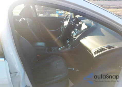 2014 Ford Focus Titanium z USA, uszkodzony, nr VIN 1FADP3J2XEL115733